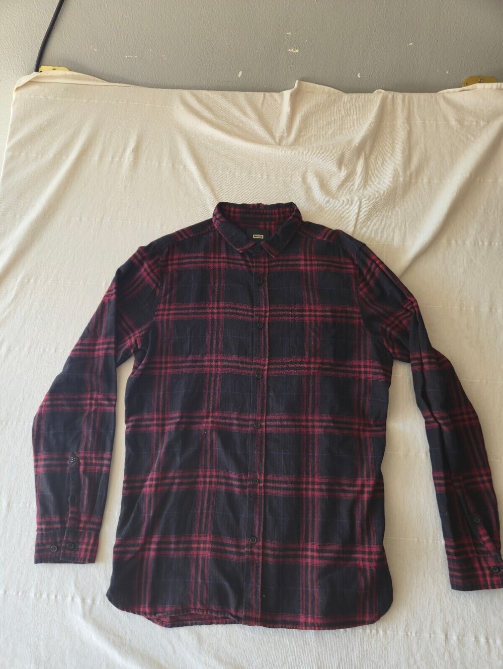 Globe Men's Medium Black and Red Plaid Button-Up Shirt